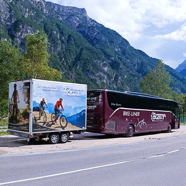 Schuy Bikeliner-Bus mit Fahrradanhänger in den Bergen.