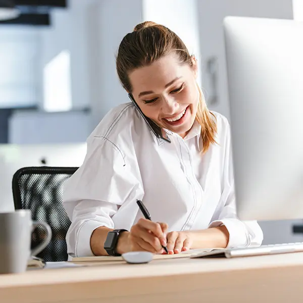 Schuy Mitarbeiter in einem Büro, die Kontaktanfragen bearbeiten.