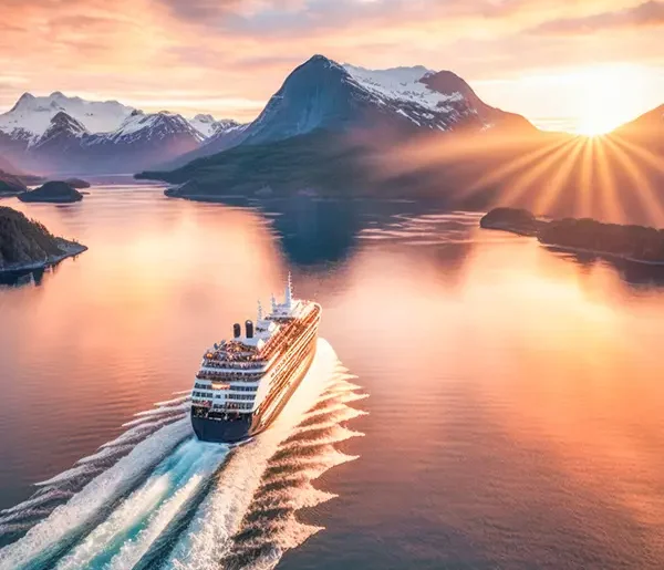 Blick auf ein Kreuzfahrtschiff in Skandinavischer Landschaft.