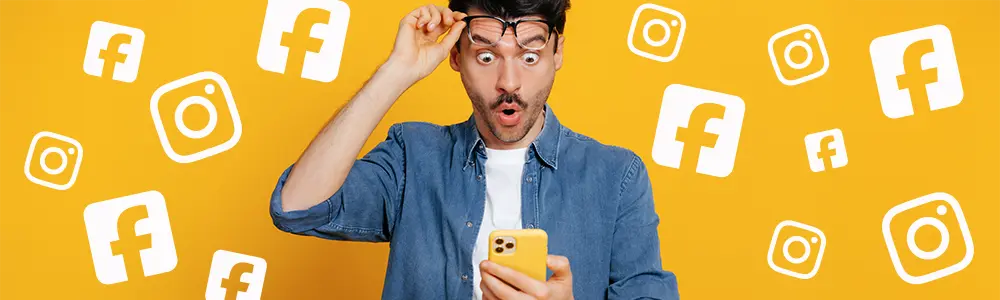 Mann ließt Schuy Reisen Beitrag auf Facebook und Instagram auf dem Handy.