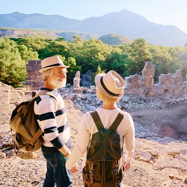 Älteres Paare, das zusammen das Ausflugsprogramm zum Amphitheater genießen.