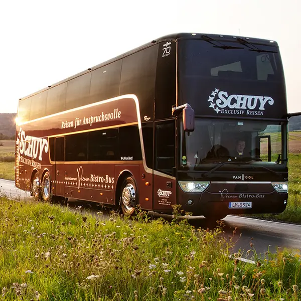 Schuy Bistro-Bus auf einer Panoramafahrt im Sonnenuntergang.