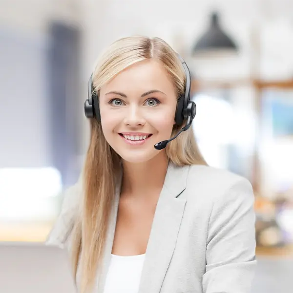 Frau mit Headset im Schuy Reisebüro Elz.