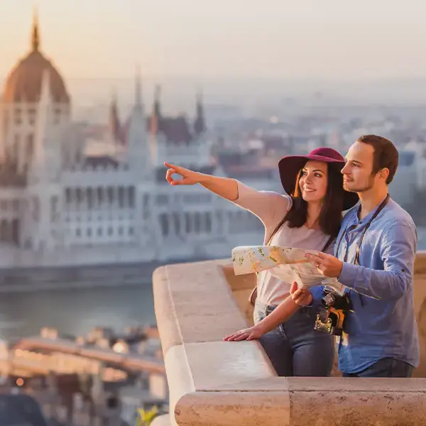 Reiseleiterin erklärt etwas beim Sightseeing in Budapest während einer Busreise.