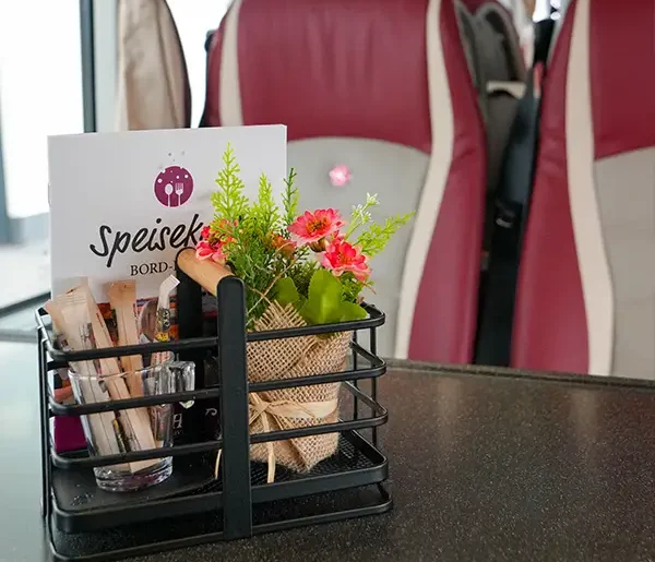 Deko auf einem Bistro-Tisch im Bord- Bistro im SUPERIOR-Bistro-Bus.