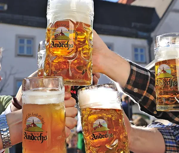 Anstoßen mit Kloster Andechs Bier.