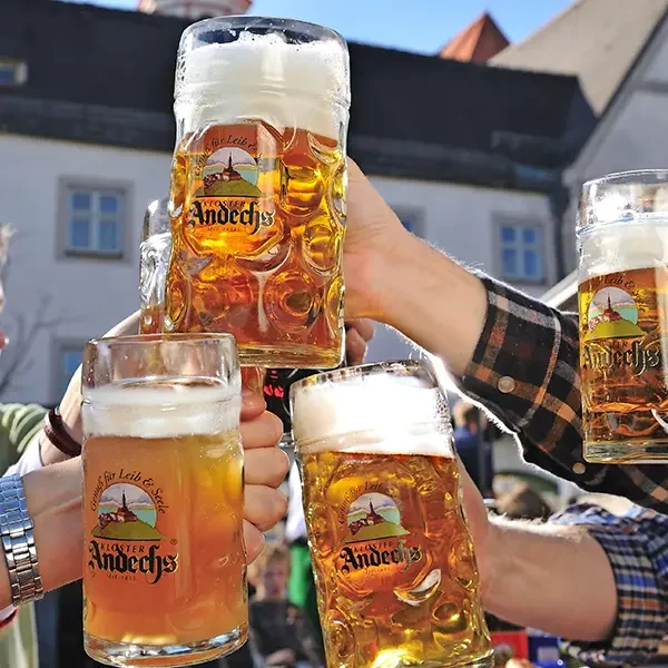 Anstoßen mit Kloster Andechs Bier.