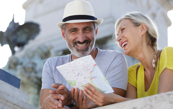 glückliches älteres Paar beim Sightseeing