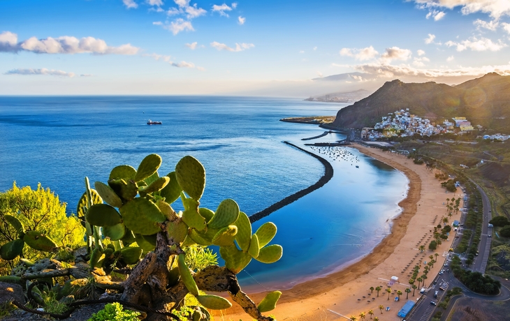Playa de Las Teresitas mit malerischem Dorf San Andrés auf Teneriffa