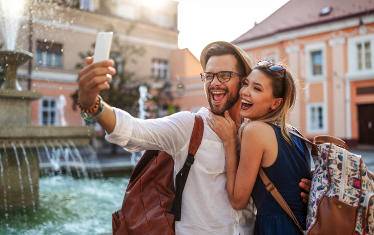 glückliches Paar im Urlaub