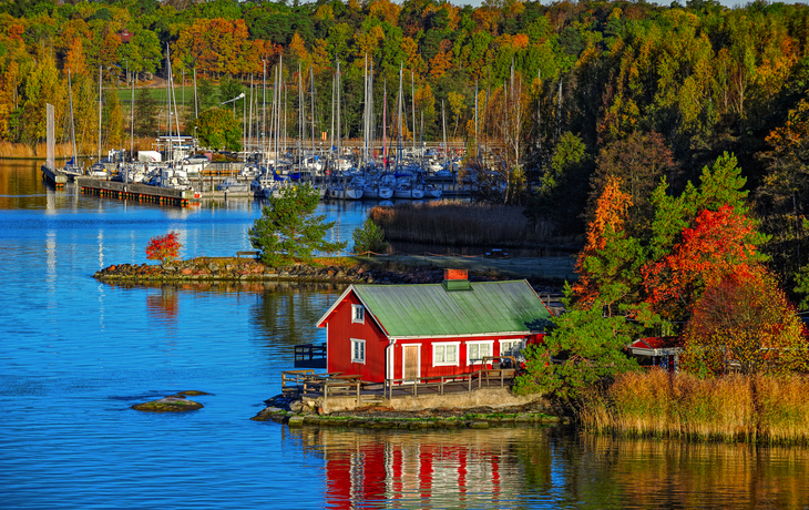 rotes Haus an der felsigen Küste der Insel Ruissalo