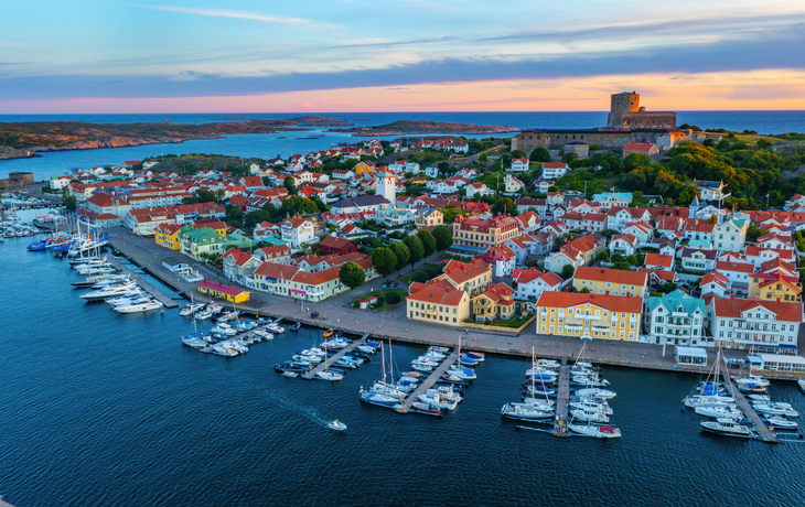 Blick auf den Sonnenuntergang über der schwedischen Stadt Marstrand