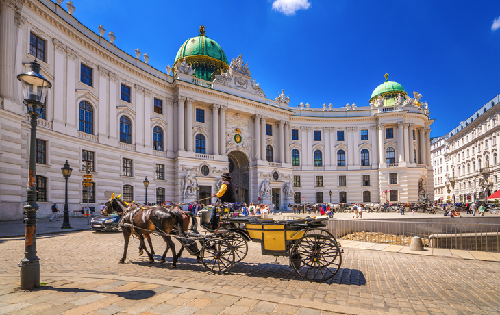 Fiaker vor der Alten Hofburg in Wien, Österreich