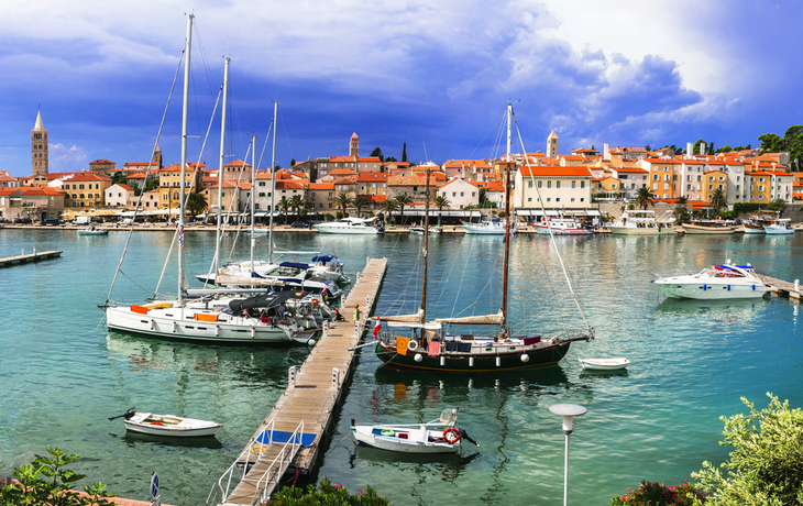 Hafen und Altstadt von Rab auf der Insel Rab, Kroatien