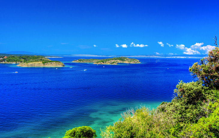 Blick auf das Mittelmeer in Nordkroatien von der Insel Rab aus