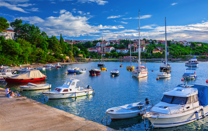 Boote vor der Altstadt von Krk, Kroatien