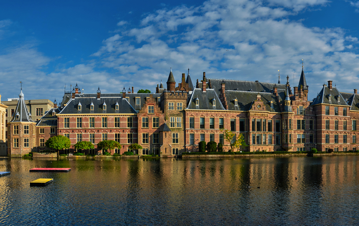 Panorama des Parlamentsgebäudes und des Mauritshuis-Museums sowie des Hofvijver-Sees in Den Haag