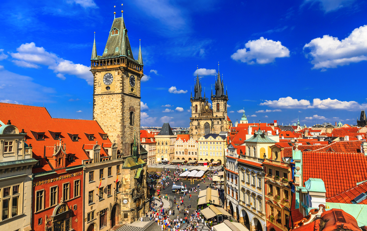 Teynkirche und Prager Rathausuhr am Altstädter Ring in Prag