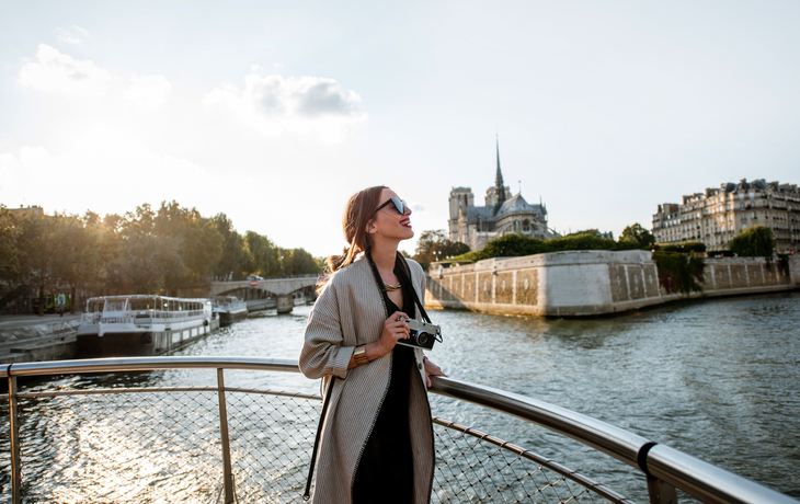 Touristin genießt vom Boot aus Paris