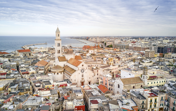 die Hafenstadt Bari an der Adria in der süditalienischen Region Apulien