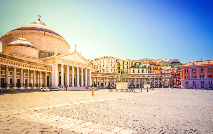 Piazza Plebiscito vor dem Königspalast in Neapel 