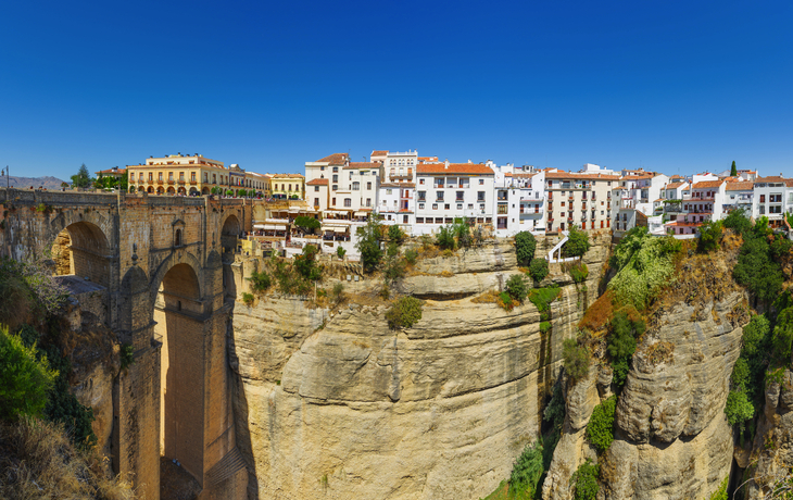 Panoramablick auf die Steinbrücke Puente Nuevo von Ronda