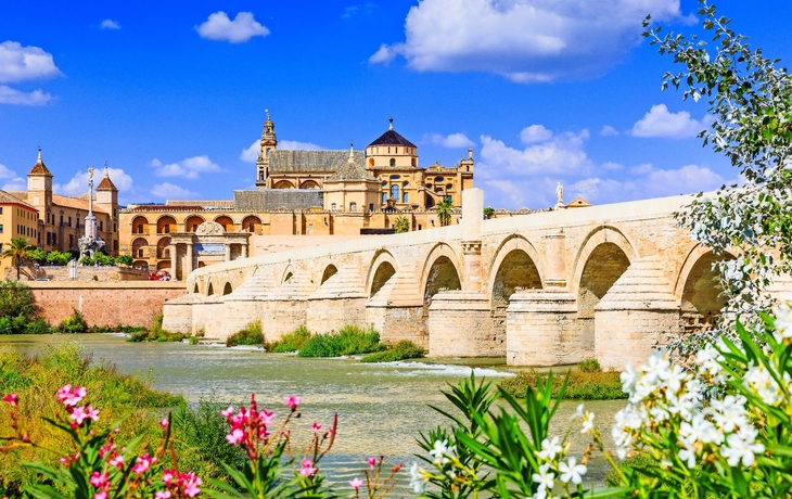Puente Romano und die Mezquita de Córdoba in Andalusien, Spanien