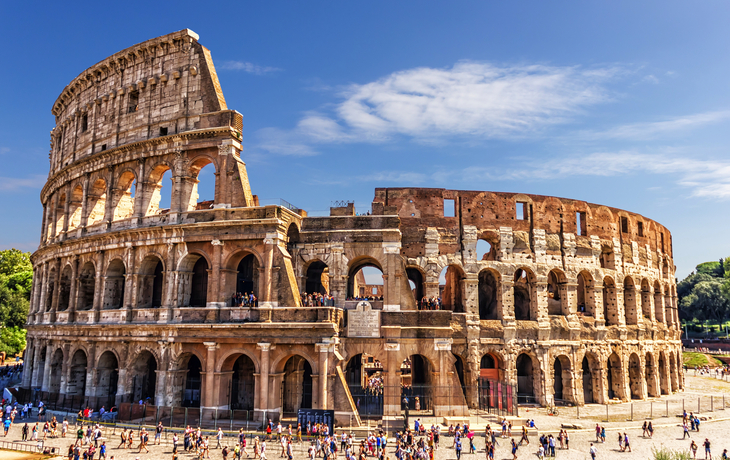 Das römische Kolosseum im Sommer