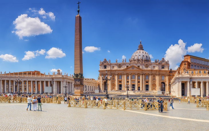 der Petersplatz und Petersdom in Vatikanstadt
