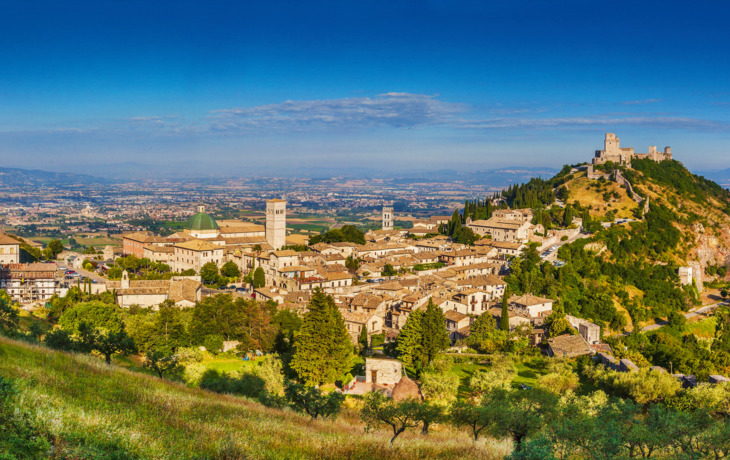Assisi im Morgenlicht in Umbrien, Italien