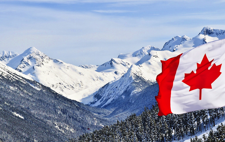 Kanadische Flagge vor den Kanadischen Rocky Mountains