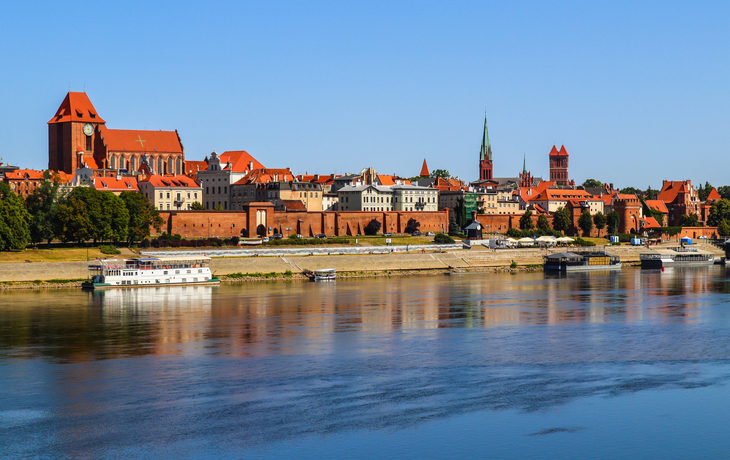 Panoramablick auf die Stadt Torun und den Fluss Wisla (Weichsel) bei Sonnenschein