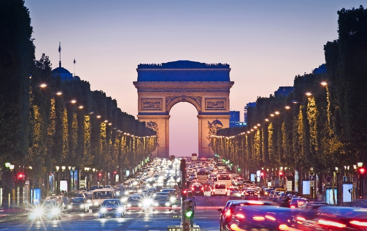 Triumphbogen (Arc de Triomphe) in Paris, Frankreich