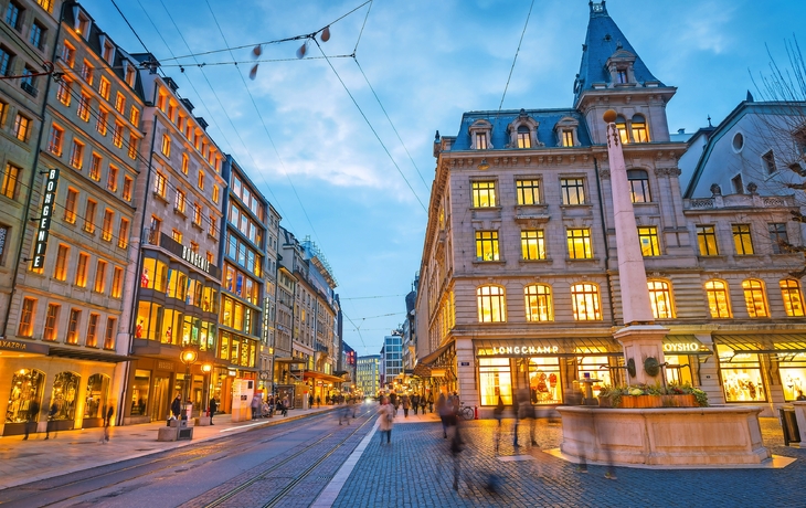 Altstadt von Genf in der Nacht, Schweiz