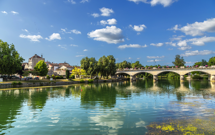 Brücke über den Fluss Charente in Cognac, Frankreich