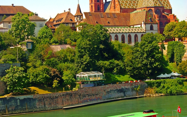 Riverboat auf dem Rhein bei Basel Kathedrale, Schweiz.