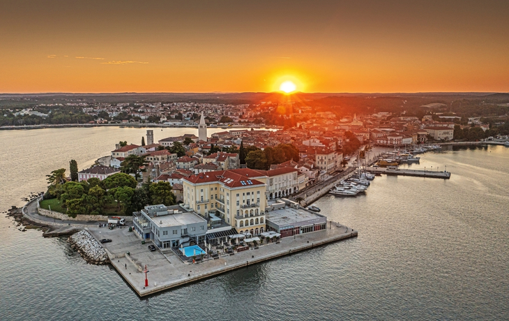 Küstenstadt Porec mit Hafen und Promenade bei Sonnenaufgang