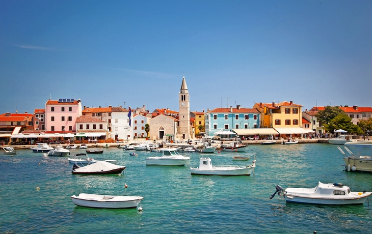 Hafen mit Booten in der Stadt Fazana - Kroatien
