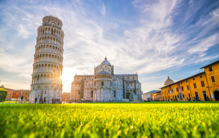 Schiefer Turm und Dom Santa Maria Assunta am Piazza dei Miracoli in Pisa, Italien