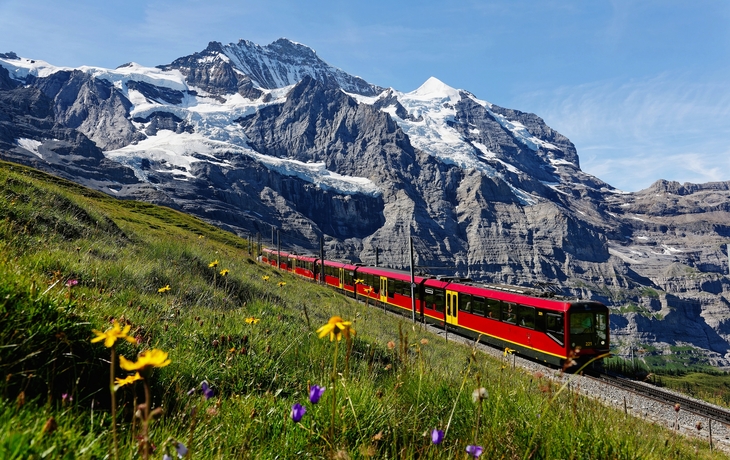 mit der Jungfraubahn vom Jungfraujoch zur Kleinen Scheidegg im Berner Oberland