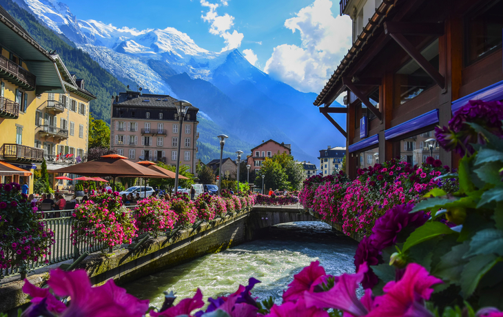 Blick auf den Fluss Arve und das Mont-Blanc-Massiv vom Zentrum von Chamonix aus