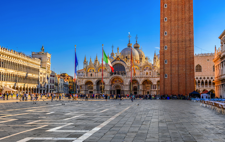 Blick auf die Basilika San Marco und auf den Markusplatz in Venedig