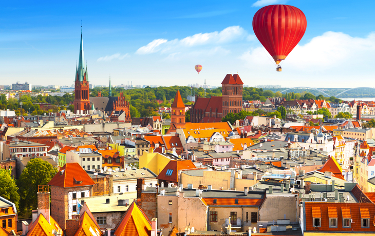 Luftpanoramablick auf historische Gebäude und Dächer in der polnischen mittelalterlichen Stadt Torun