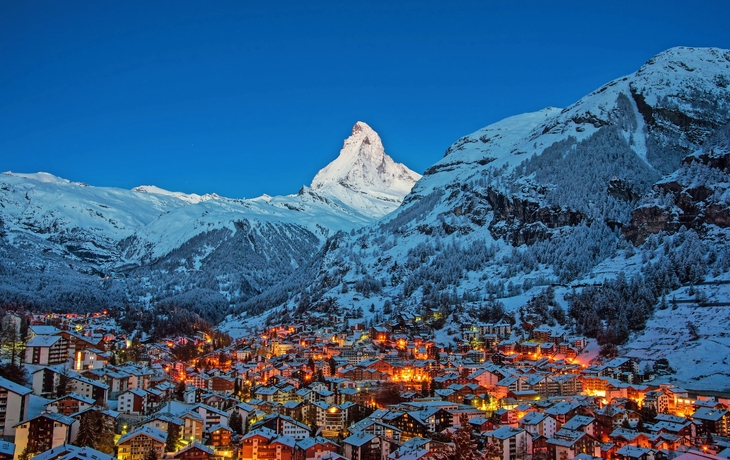 Früher Morgen Landschaftsansicht über Zermatt-Stadtdorf Tal und Matterhorn-Spitze morgens, die Schweiz