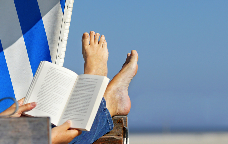 lesen und erholen im Strandkorb