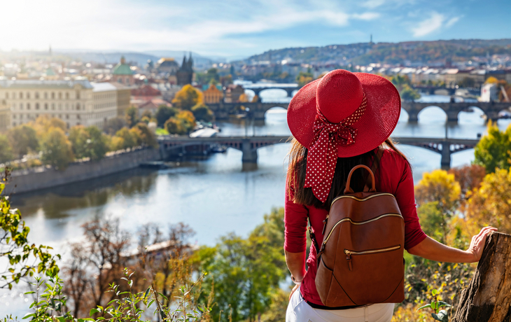 Touristin genießt die Aussicht auf die Karlsbrücke