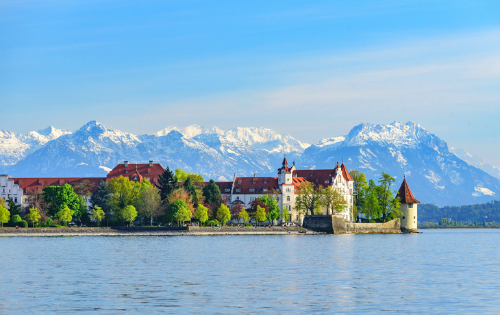 Inselstadt Lindau vor schneebedeckten Bergen im Frühling