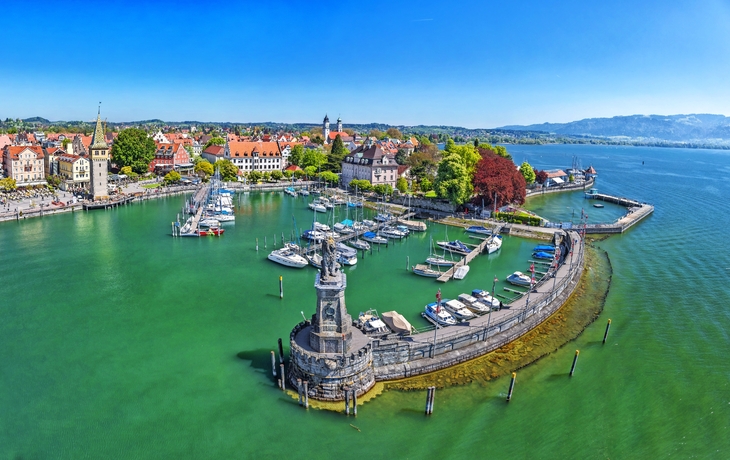 Hafen am Bodensee mit Statue des Löwen am Eingang in Lindau, Bayern, Deutschland
