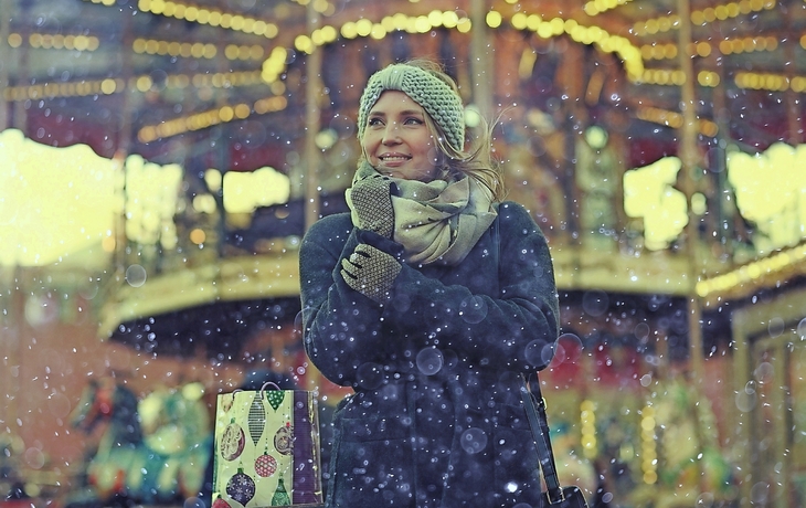 Kauf Weihnachtsgeschenke Mädchen Schnee außerhalb der Tasche