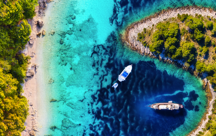 Yachten auf der Wasseroberfläche von oben. Türkisfarbenes Wasserpanor,